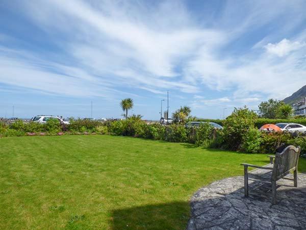 Sea View Apartment Ланвайрвехан Екстериор снимка
