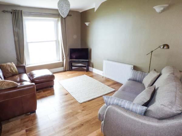 Sea View Apartment Ланвайрвехан Екстериор снимка