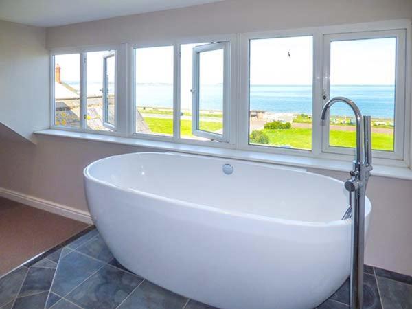 Sea View Apartment Ланвайрвехан Екстериор снимка